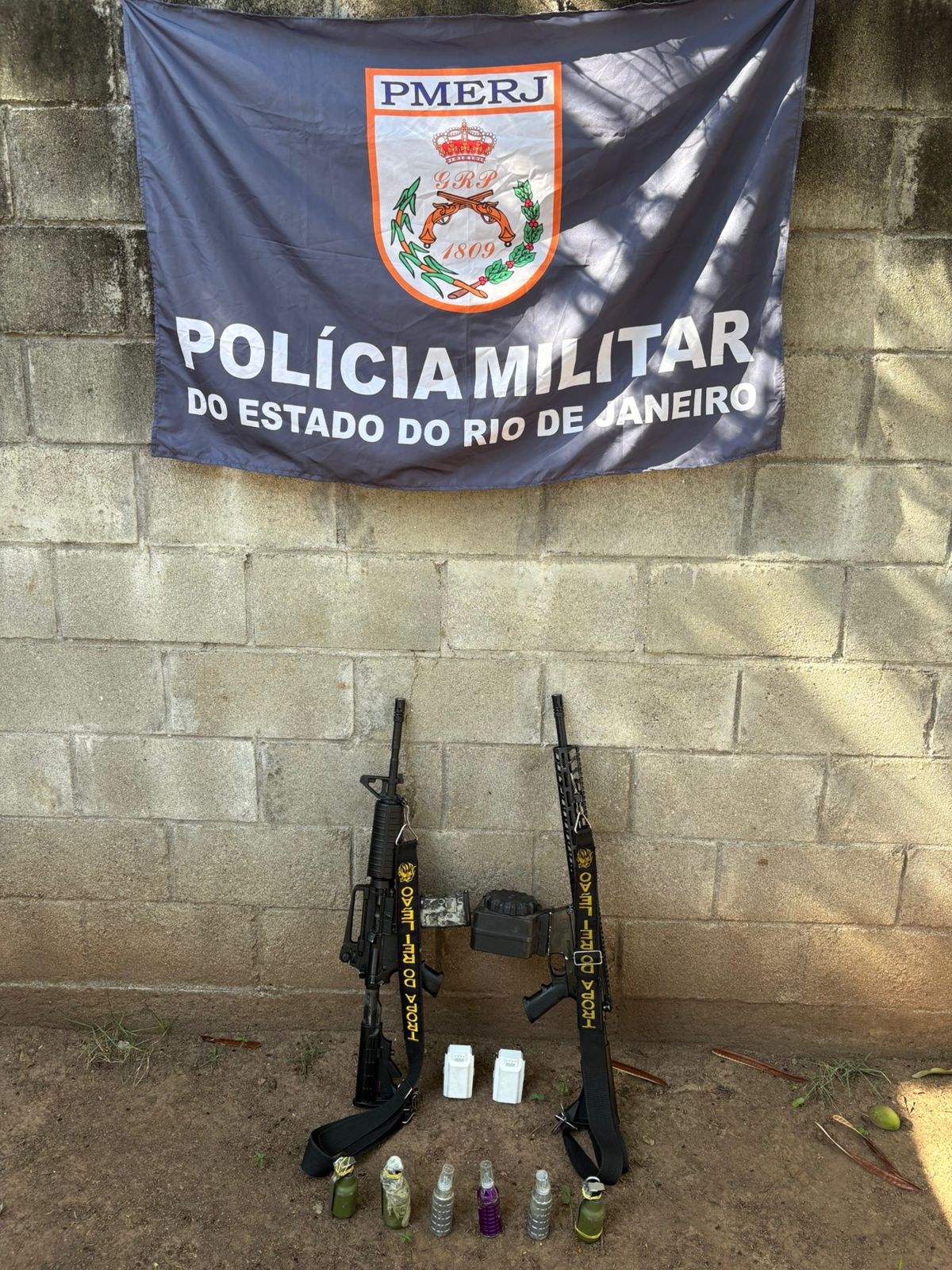 PMs do 41º BPM apreendem fuzis no Complexo da Pedreira 